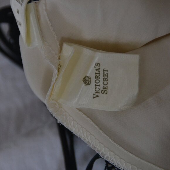 Vintage 1990s Victoria's Secret 100% SILK Ivory/Black Lace Night Gown Gold Tag M - Picture 4 of 16